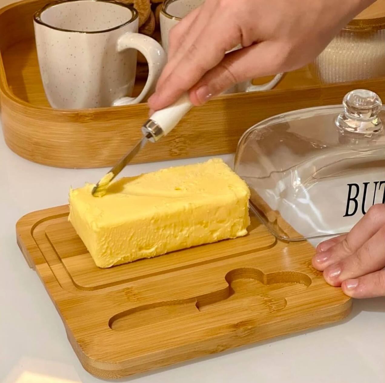 Beurrier avec couvercle en verre et plateau en bambou