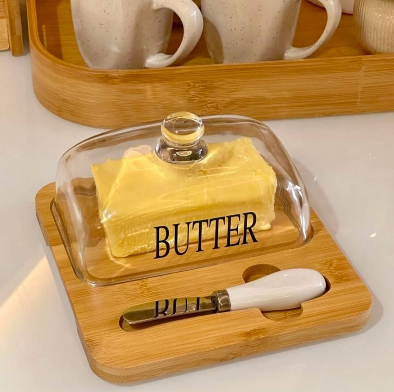 Beurrier avec couvercle en verre et plateau en bambou