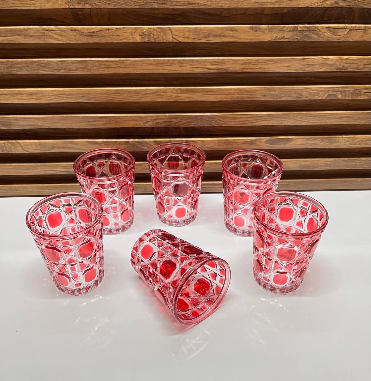 Verre Rouge Transparent en Relief – 310 ml, Style Rétro Élégant