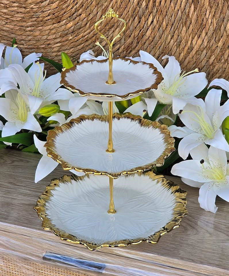 Présentoir à Gâteaux 3 Niveaux en Céramique Blanche – Bord Doré Élégant
