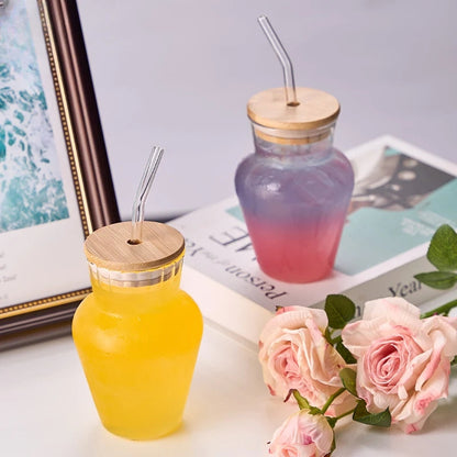 Verre à Rayures Moderne avec Couvercle et Paille – Design Contemporain