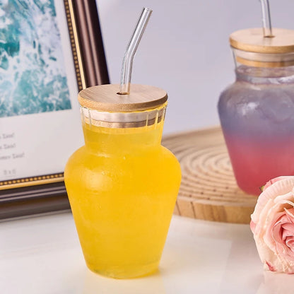 Verre à Rayures Moderne avec Couvercle et Paille – Design Contemporain