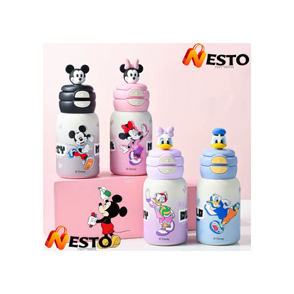 🎀 Minnie Mouse : gourde rose avec bouchon assorti. 💜 Daisy Duck : gourde violette avec paille intégrée. 🖤 Mickey Mouse : gourde noire et beige au design classique. 💙 Donald Duck : gourde bleue facile à tenir en main.