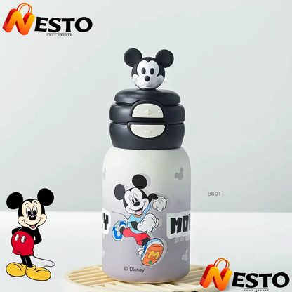 🎀 Minnie Mouse : gourde rose avec bouchon assorti. 💜 Daisy Duck : gourde violette avec paille intégrée. 🖤 Mickey Mouse : gourde noire et beige au design classique. 💙 Donald Duck : gourde bleue facile à tenir en main.