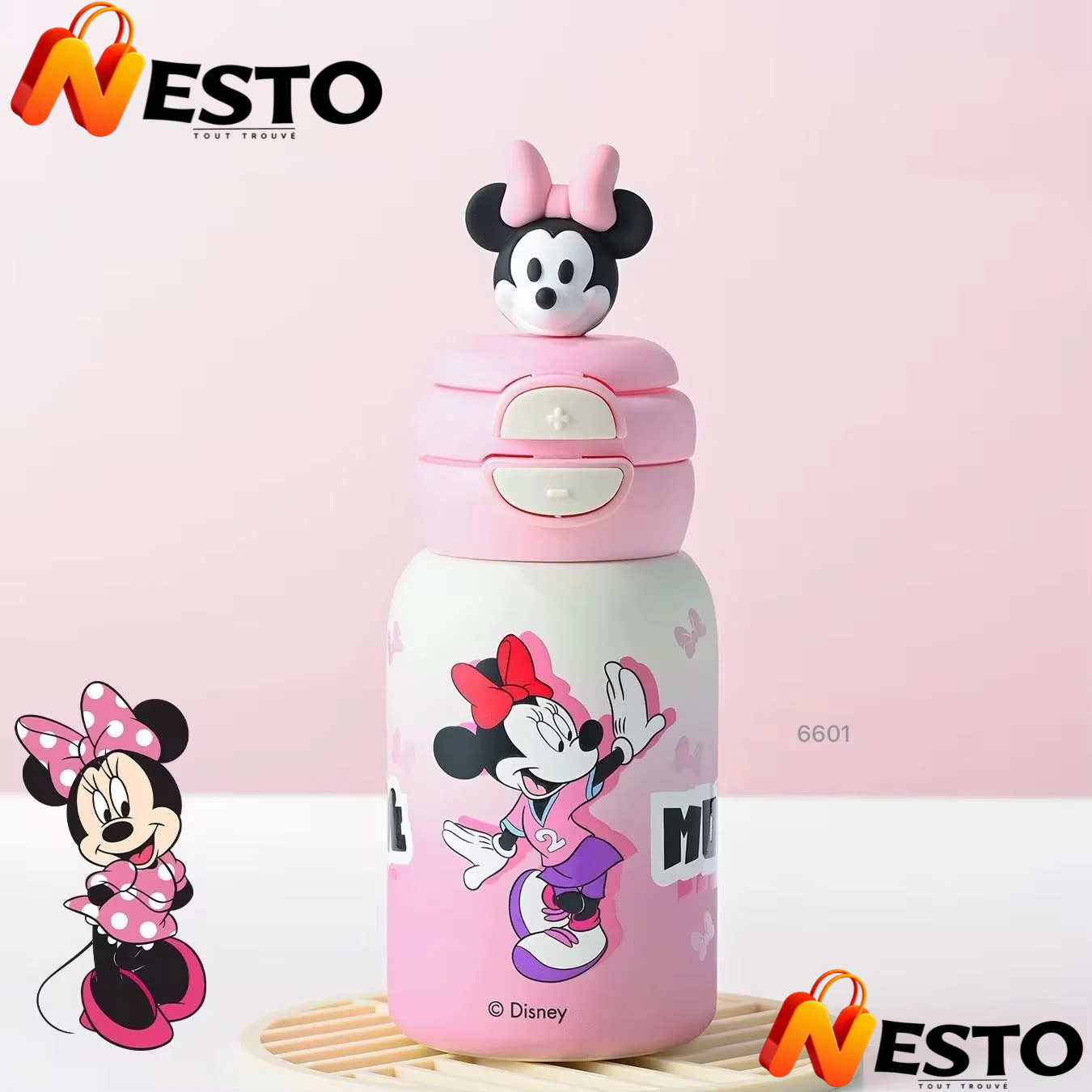 🎀 Minnie Mouse : gourde rose avec bouchon assorti. 💜 Daisy Duck : gourde violette avec paille intégrée. 🖤 Mickey Mouse : gourde noire et beige au design classique. 💙 Donald Duck : gourde bleue facile à tenir en main.