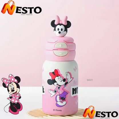 🎀 Minnie Mouse : gourde rose avec bouchon assorti. 💜 Daisy Duck : gourde violette avec paille intégrée. 🖤 Mickey Mouse : gourde noire et beige au design classique. 💙 Donald Duck : gourde bleue facile à tenir en main.