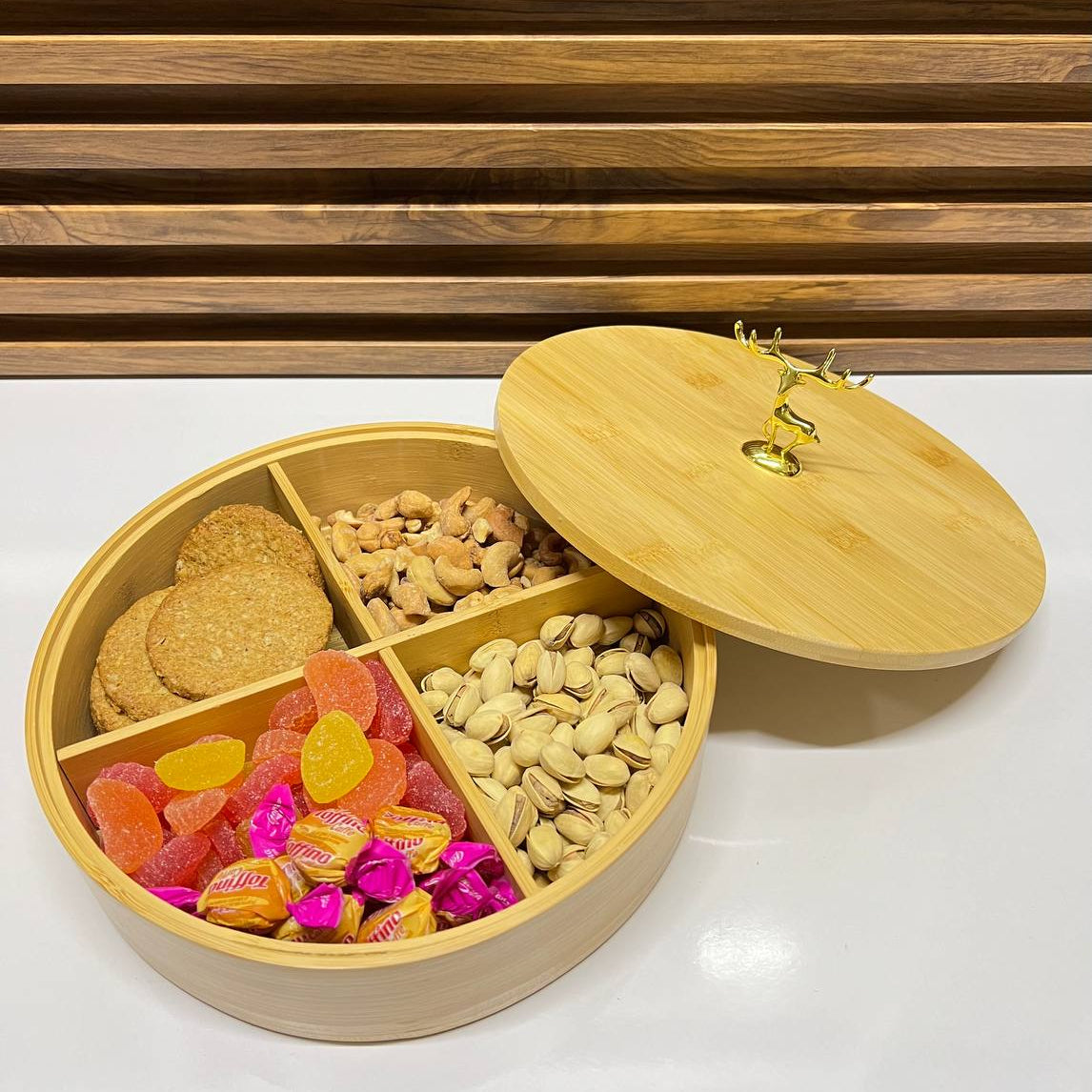 Plateau Rond à 4 Compartiments avec Couvercle – Idéal pour la Présentation et le Rangement