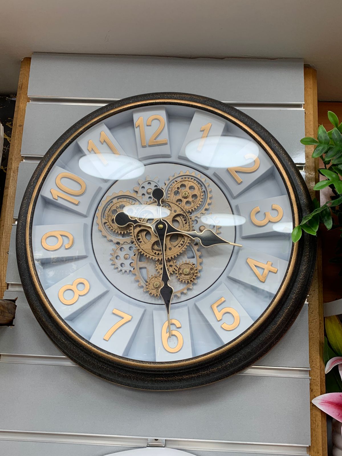 Grande horloge murale avec engrenages mobiles