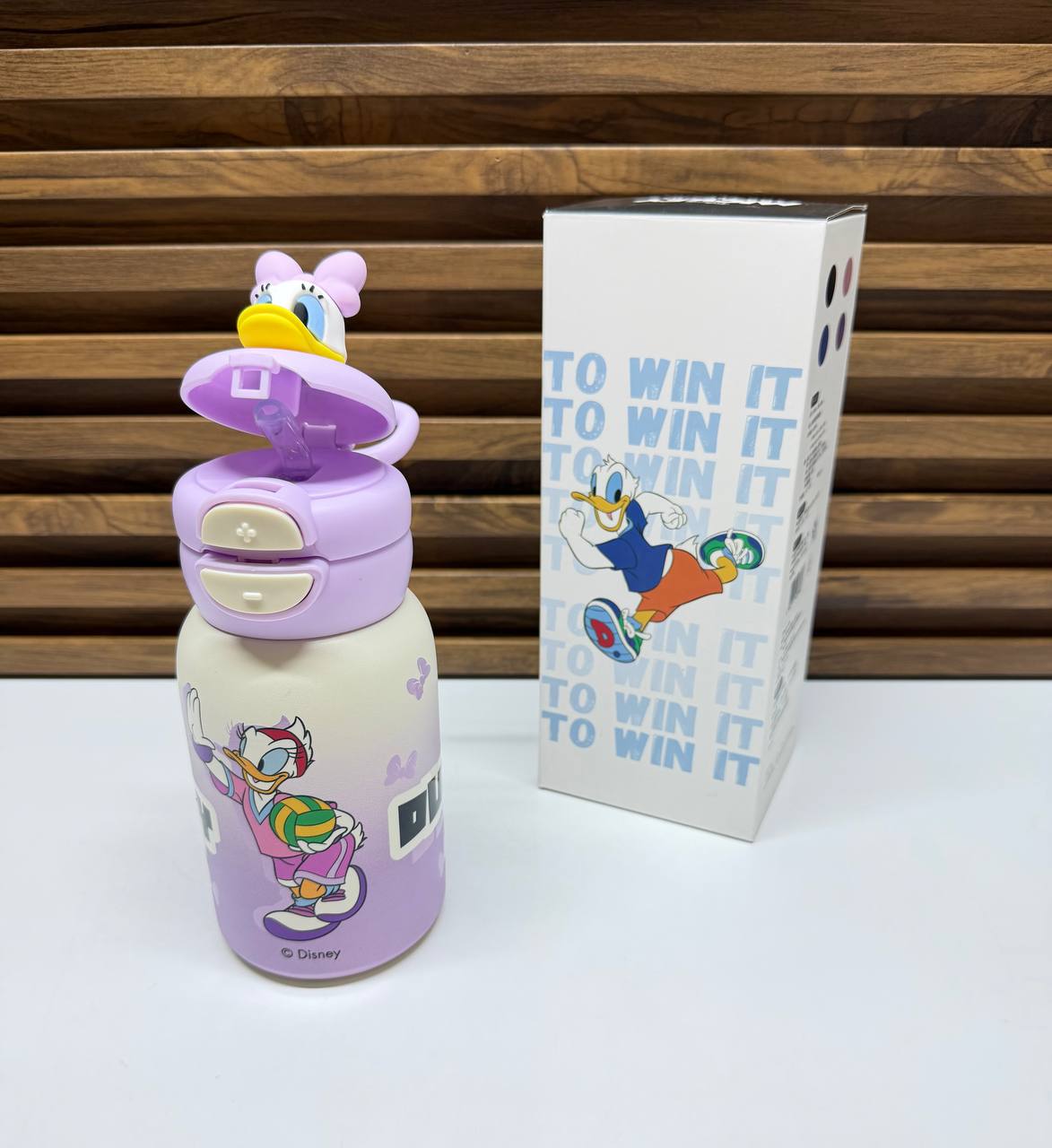 🎀 Minnie Mouse : gourde rose avec bouchon assorti. 💜 Daisy Duck : gourde violette avec paille intégrée. 🖤 Mickey Mouse : gourde noire et beige au design classique. 💙 Donald Duck : gourde bleue facile à tenir en main.