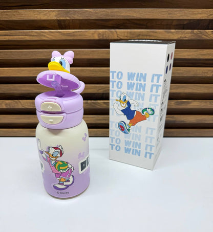 🎀 Minnie Mouse : gourde rose avec bouchon assorti. 💜 Daisy Duck : gourde violette avec paille intégrée. 🖤 Mickey Mouse : gourde noire et beige au design classique. 💙 Donald Duck : gourde bleue facile à tenir en main.