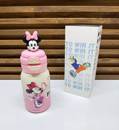 🎀 Minnie Mouse : gourde rose avec bouchon assorti. 💜 Daisy Duck : gourde violette avec paille intégrée. 🖤 Mickey Mouse : gourde noire et beige au design classique. 💙 Donald Duck : gourde bleue facile à tenir en main.