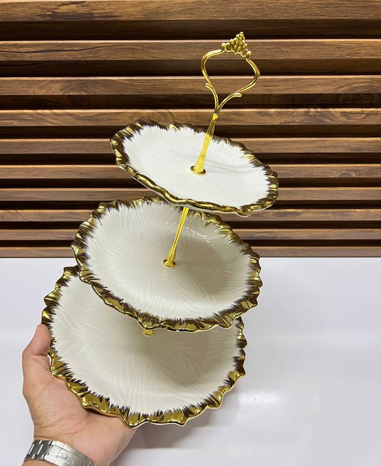 Présentoir à Gâteaux 3 Niveaux en Céramique Blanche – Bord Doré Élégant
